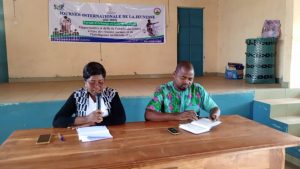Mme Kataba au micro sadressant aux participants