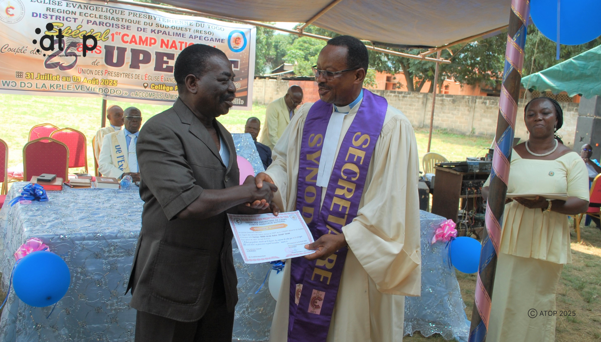 Kloto/1er camp des presbytres du Togo à kpalimé : les membres appelés à être toujours éveillés et vigilants 1 PHOTO 13 Un beneficiaire recoit son attestation
