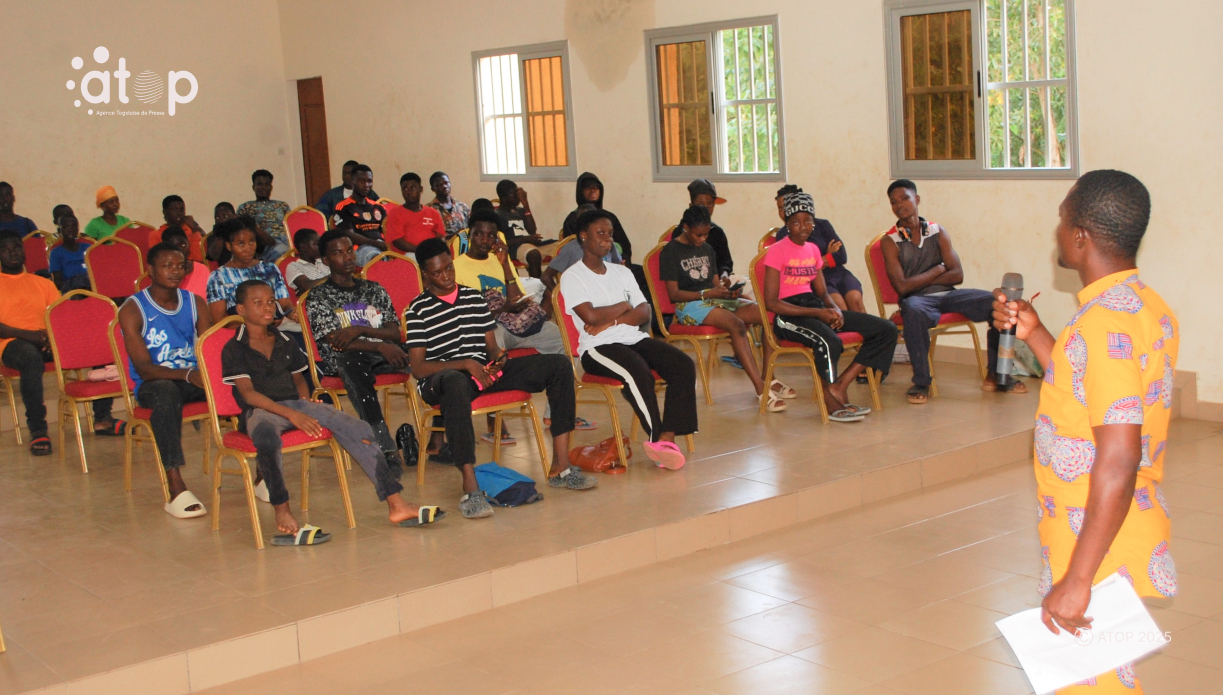 PHOTO 8 Le communicateur devant les jeunes