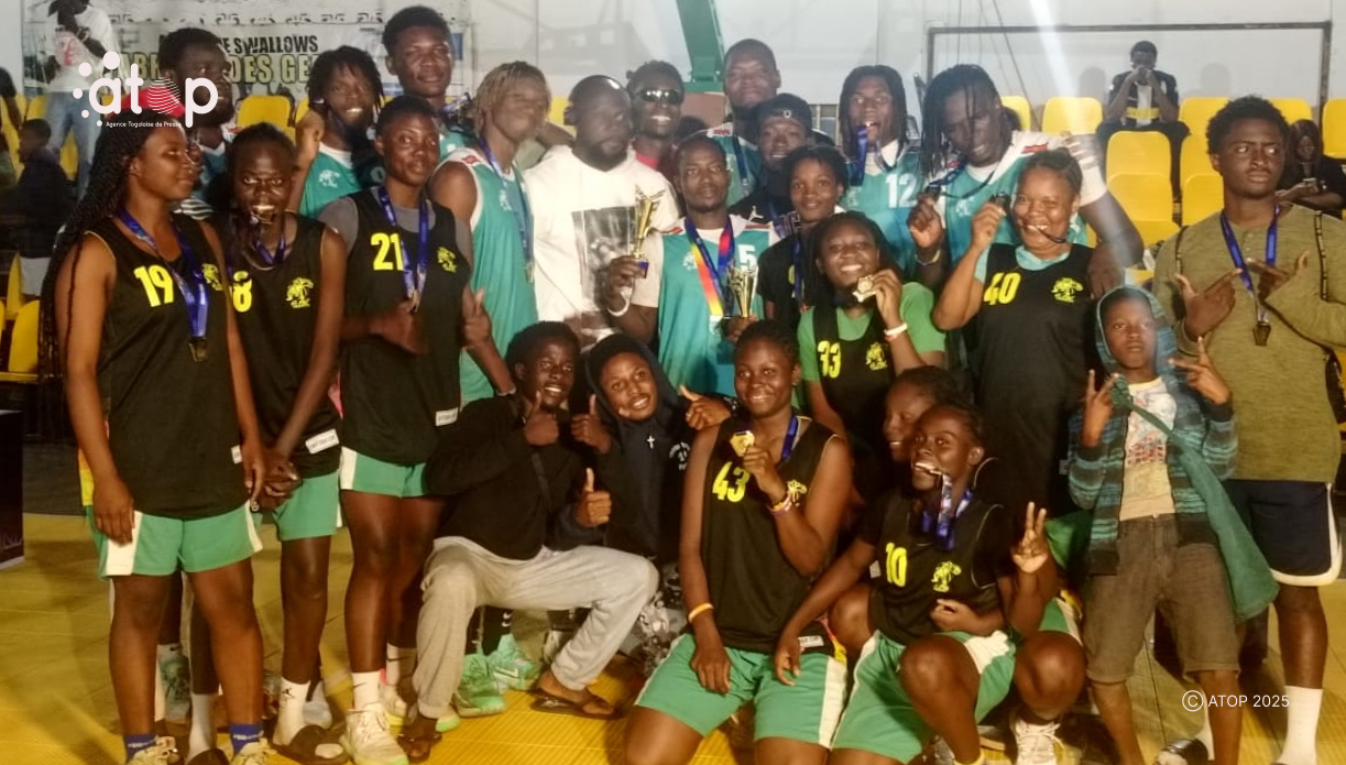 officiel et les deux equipes victorieuses