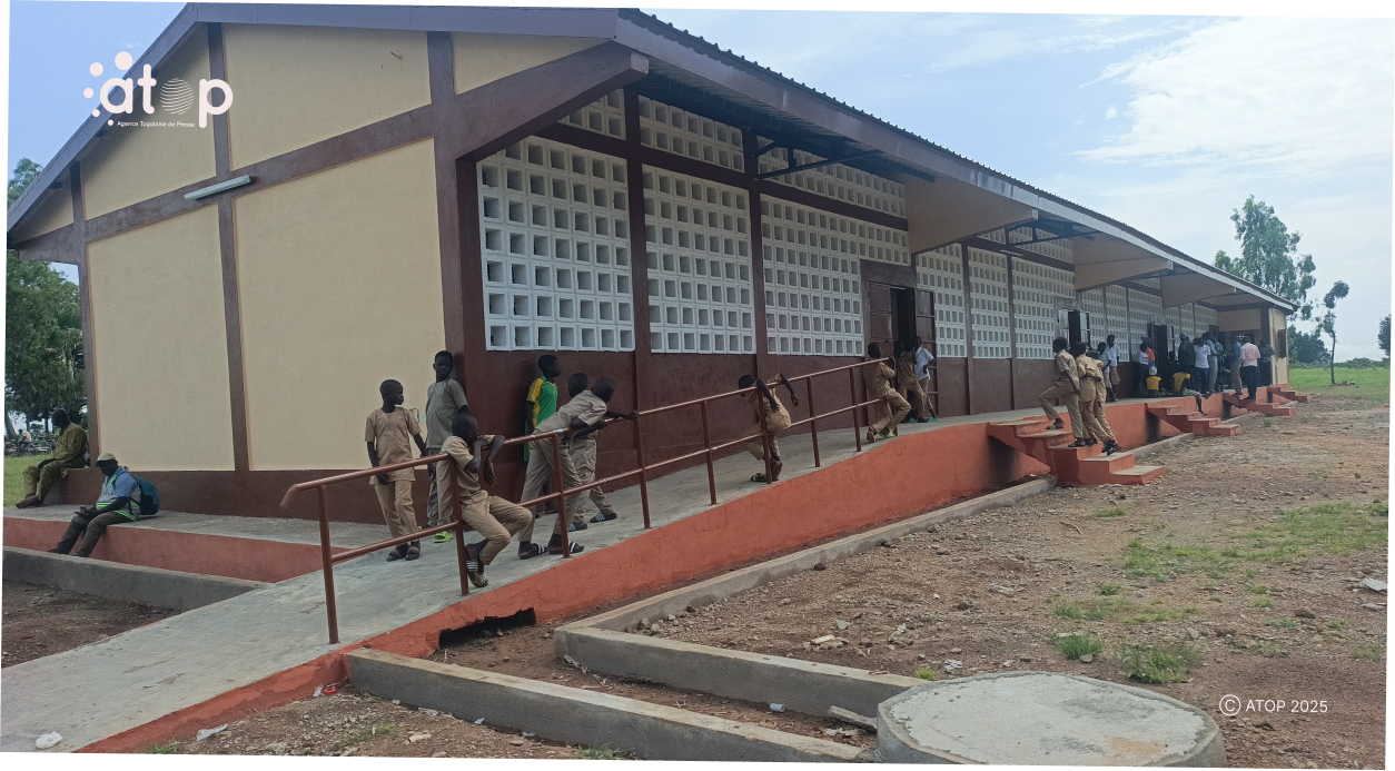 12 Le batiment scolaire inaugure