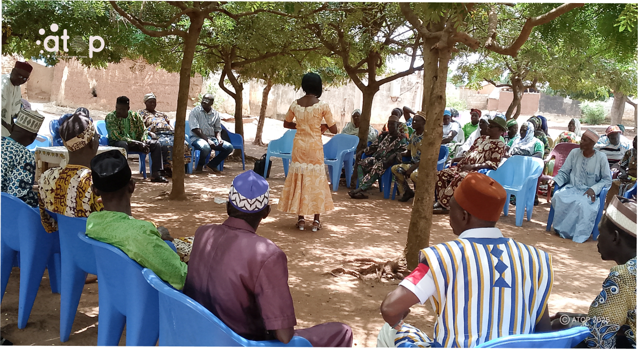12 Mme PANASSA debout entretenant les participants