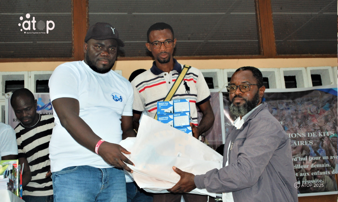 Kloto: L’association Renaissance scolaire distribue des kits scolaires à 175 élèves 1 13 M. Kpesse remet au censeur du lycee de Wome le materiel destine a letablissement