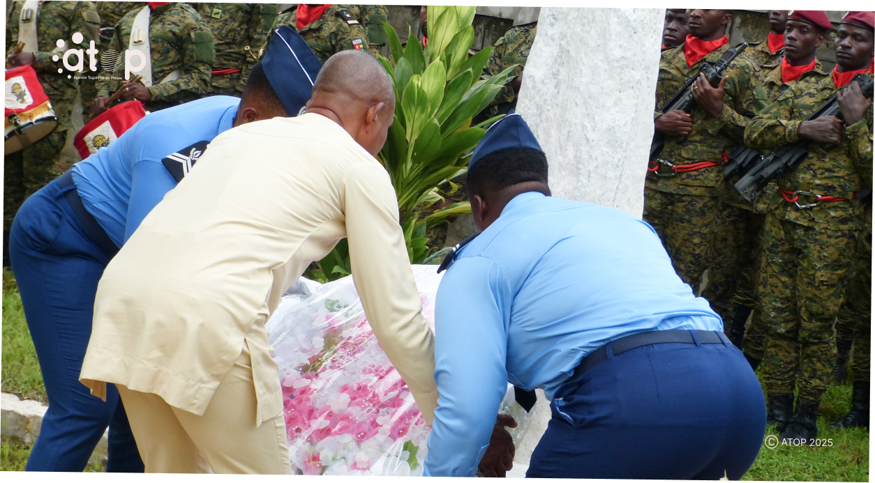 14 Le gouverneur procedant au depot de la gerbe au pied de la stele du camp Gal Ameyi