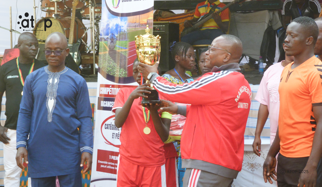 Haho 2 /camp des CDE-J des activités sportives marquent l’apothéose à Kpové 1 15 La capiaine du CDE J Kame recevant la coupe