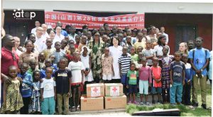 Avé: des enfants orphelins et démunis du centre Canaan village bénéficient de soins médicaux gratuits à Kévé 2 18 Photo de famille des beneficiaires et donateurs 1