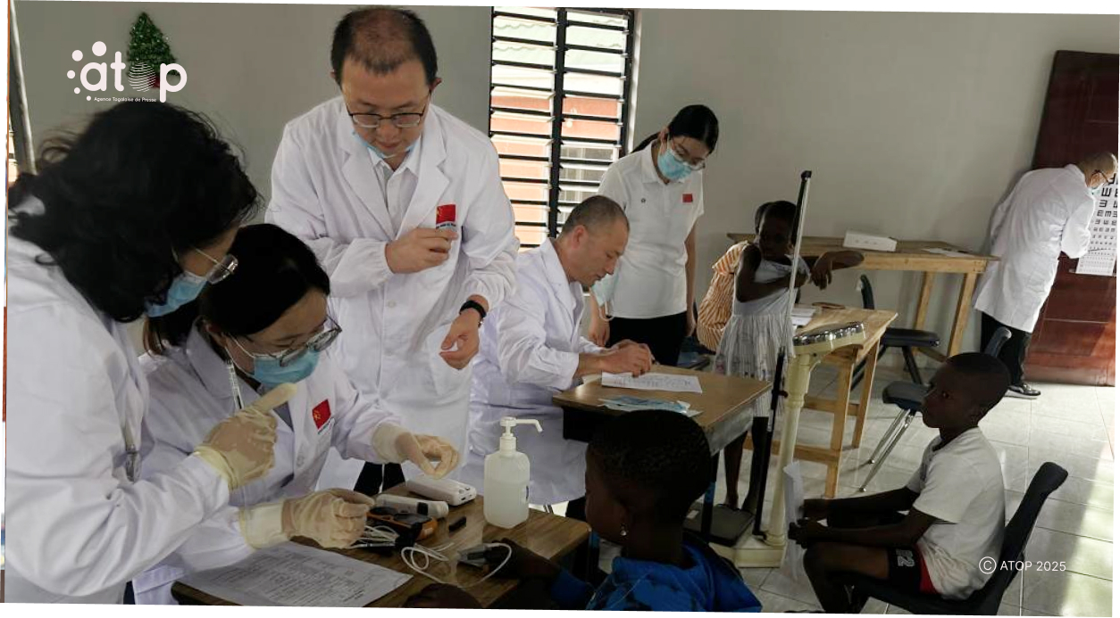 Avé: des enfants orphelins et démunis du centre Canaan village bénéficient de soins médicaux gratuits à Kévé 1 19 Medecins Chinois entrain de consulter les enfants