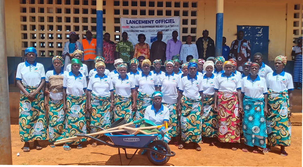 39 Le prefet Douti remet symboliquement un kit de formation au superviseur Yele Essohana a gauche 6