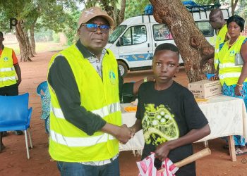 L’association « Eben Ezer Tout est grâce » distribue des kits scolaires aux enfants dans le Vo