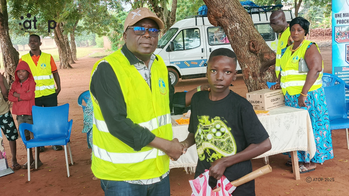 3a Remise symbolique de kit par le M. Bello Lawani Assainissement a un orphelin