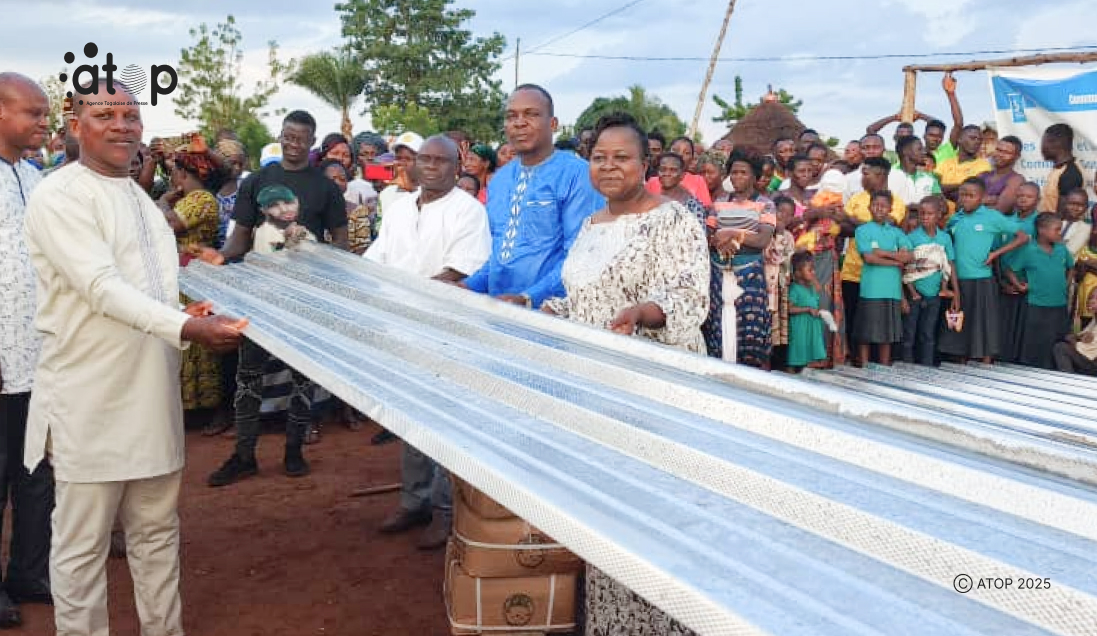 40 Mme Anate remettant symboliquement une tole au maire et a linspecteur