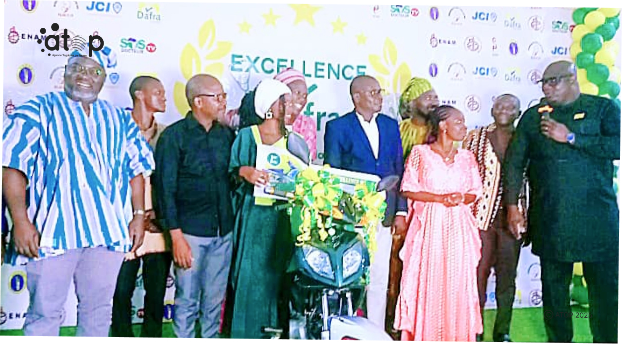 47 Photo de famille avec Mlle Akanto au milieu
