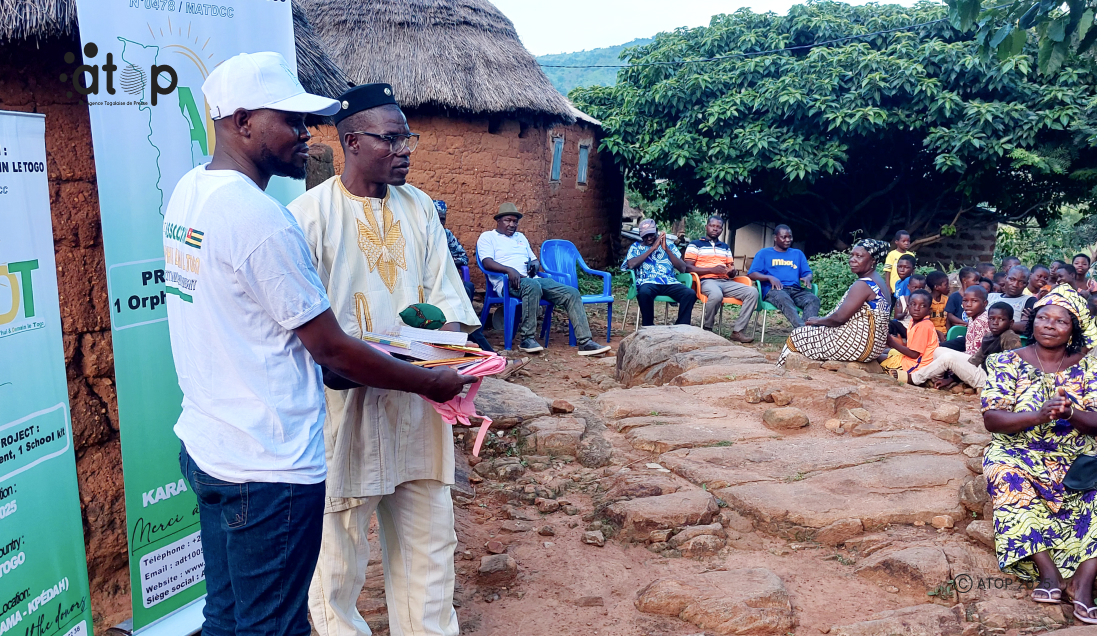 52 Le president de lADT remettant a titre symbolique les kits au chef village