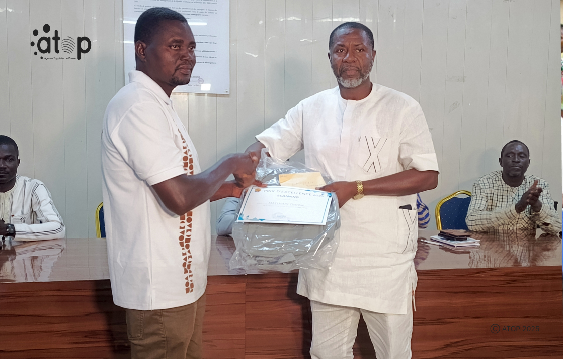 Cinkassé/excellence en milieu scolaire : la société scanning systems prime les meilleurs élèves du Togo et du Burkina Faso 1 59 Albert Mane a droite remet le prix au parent dun laureat