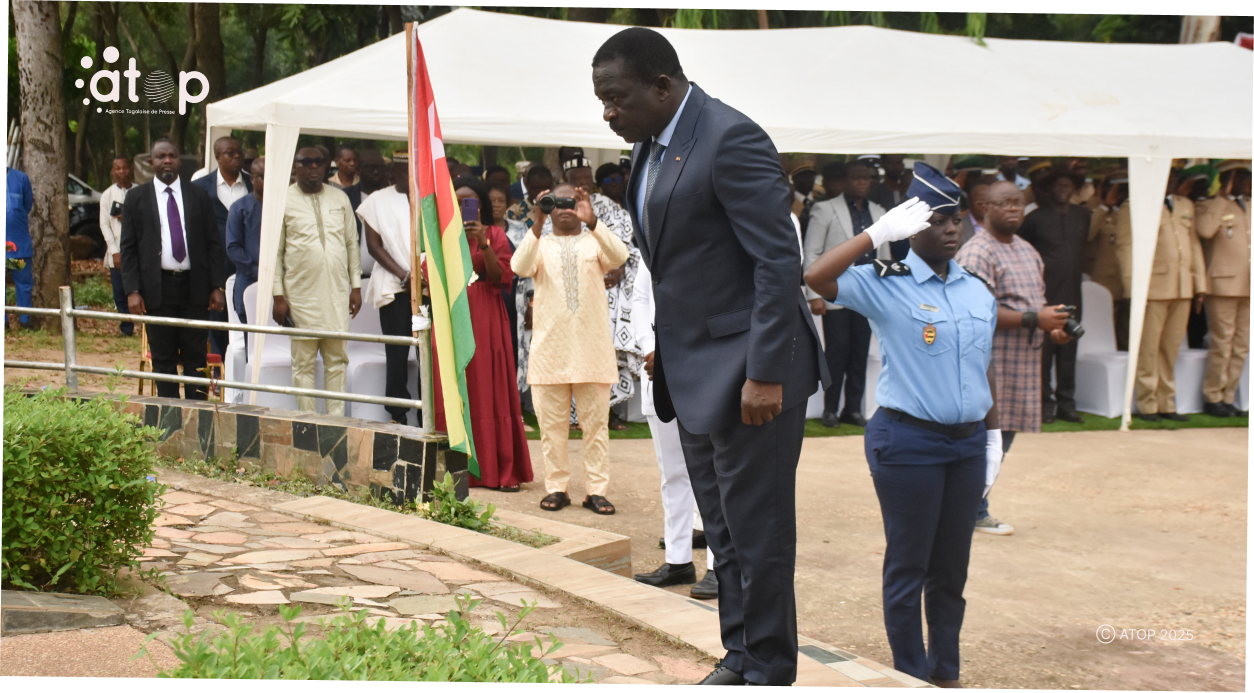 Ogou/agression terroriste du 23 septembre 1986 au Togo : Le gouverneur Dadja Maganawe rend hommage aux victimes 1 8 Le gouverneur sinclinant aux pieds du monuments aux morts