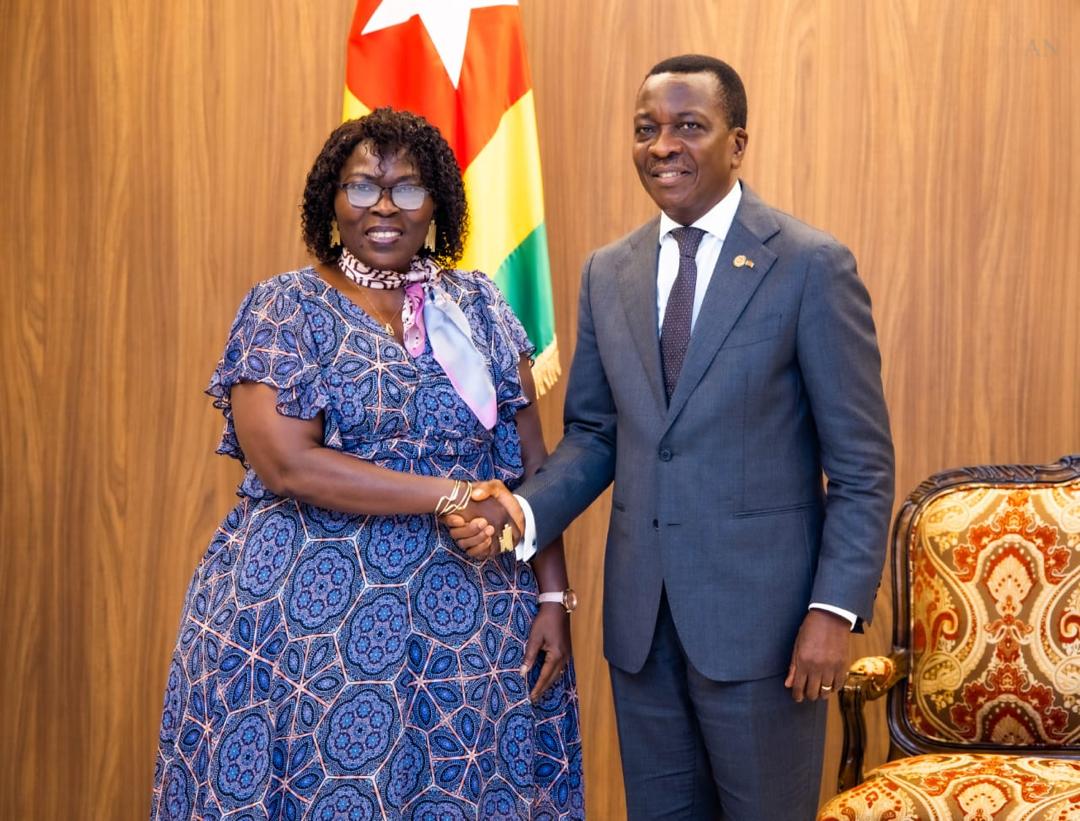 Mme Kakam gauche saluant M. Adedze