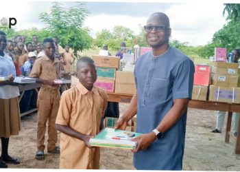 Binah :Des kits scolaires offerts à 496 élèves du villages de kadjanga et d’assima