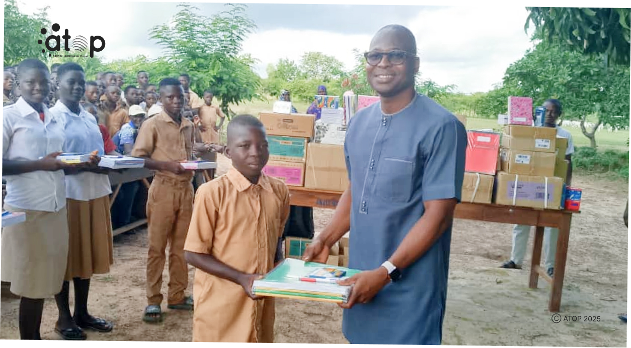 Binah :Des kits scolaires offerts à 496 élèves du villages de kadjanga et d’assima 1 Oliver 1 4
