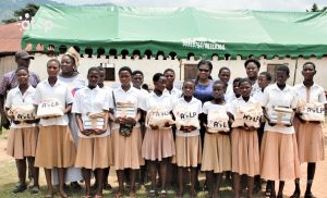 Kloto : l’AFLP s’engage pour l’éducation des meilleures filles et des enfants vulnérables 2 Les meilleurs filles élèves avec leurs kits