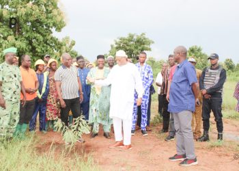 Tone/campagne nationale de reboisement :  le gouverneur des savanes fait le suivi des plants mis en terre
