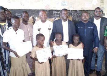 Bassar/ rentrée scolaire : des kits scolaires aux filles des 13 écoles et 3 collèges du canton de Baghan