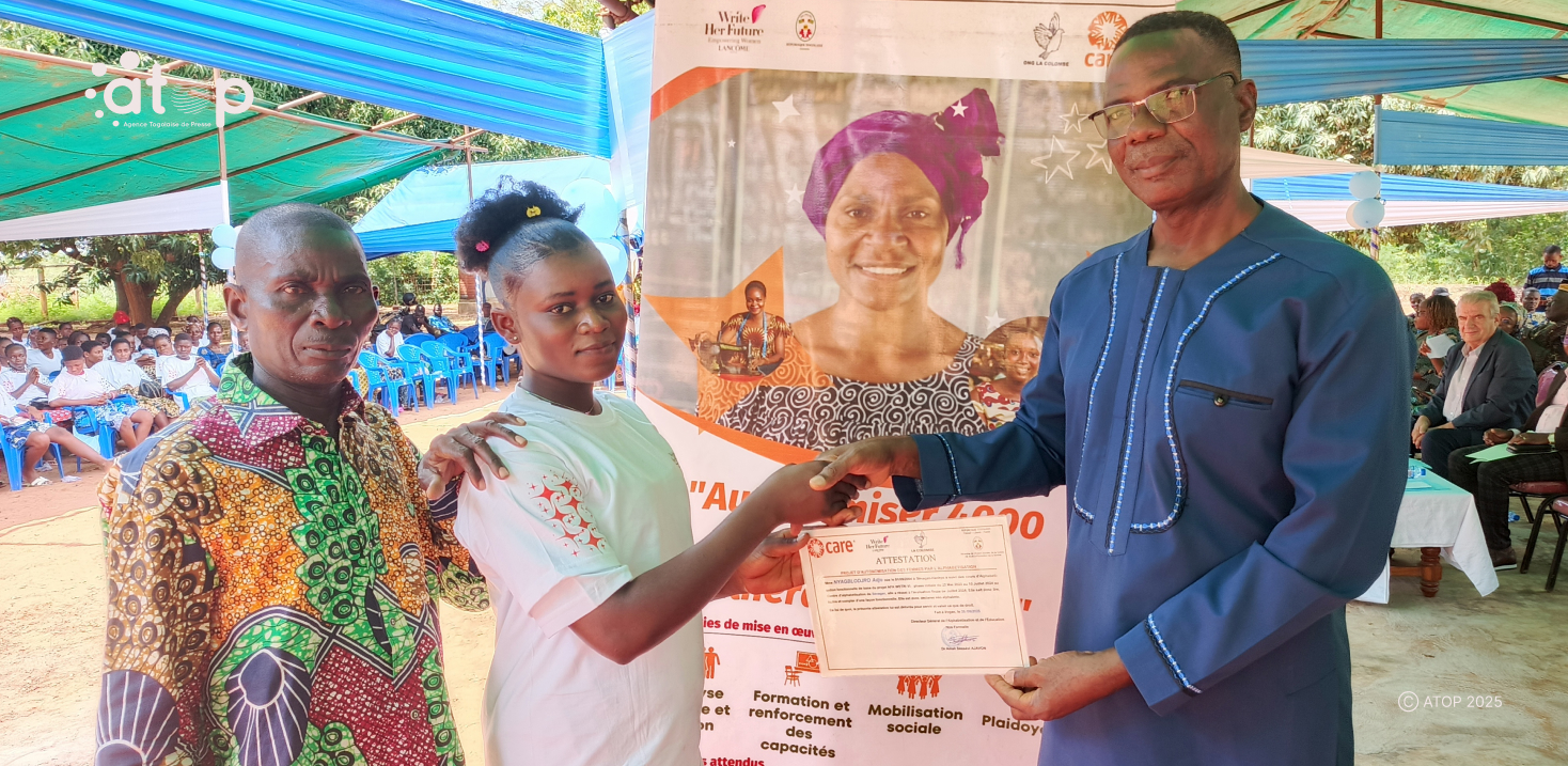 1 Le prefet eguede remet le diplome a une laureate du jour