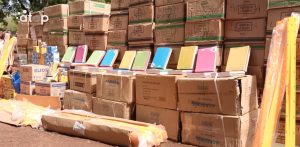 Éducation : les cadres de la binah récompensent les meilleurs élèves 2 Vue partielle des cartons de kits