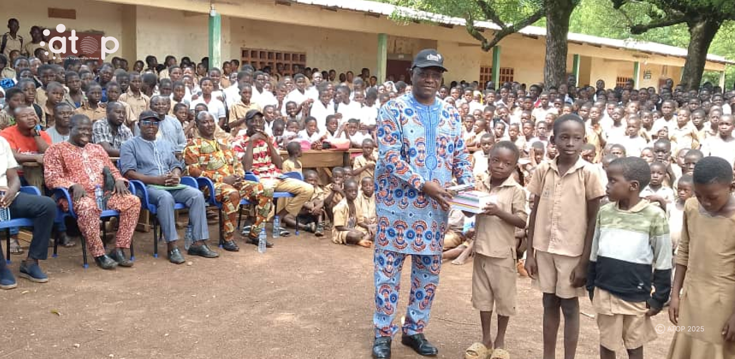 Éducation : les cadres de la binah récompensent les meilleurs élèves 1 11 M. Gani remettant symboliquement un kit a un eleve