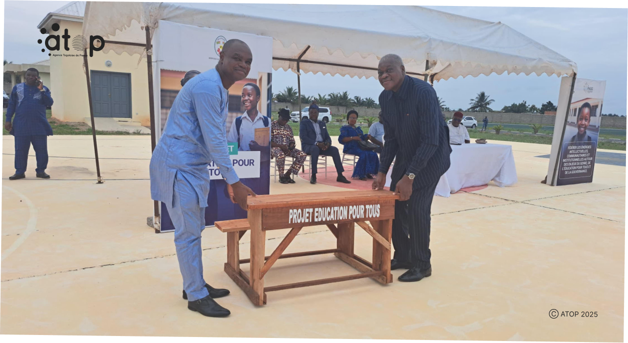 Education : Des tables-bancs aux établissements scolaires de la commune Lacs 1 1 12 La remise symbolique des tables bancs
