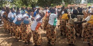 Les femmes exécutant des pas de danse
