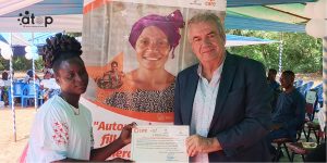 M. Guillaume remet le diplôme à une récipiendaire