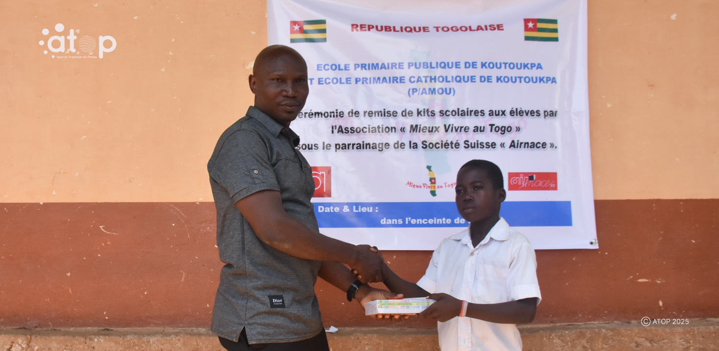 24 Le conseiller Sodjavi remettant le kit a une beneficiaire