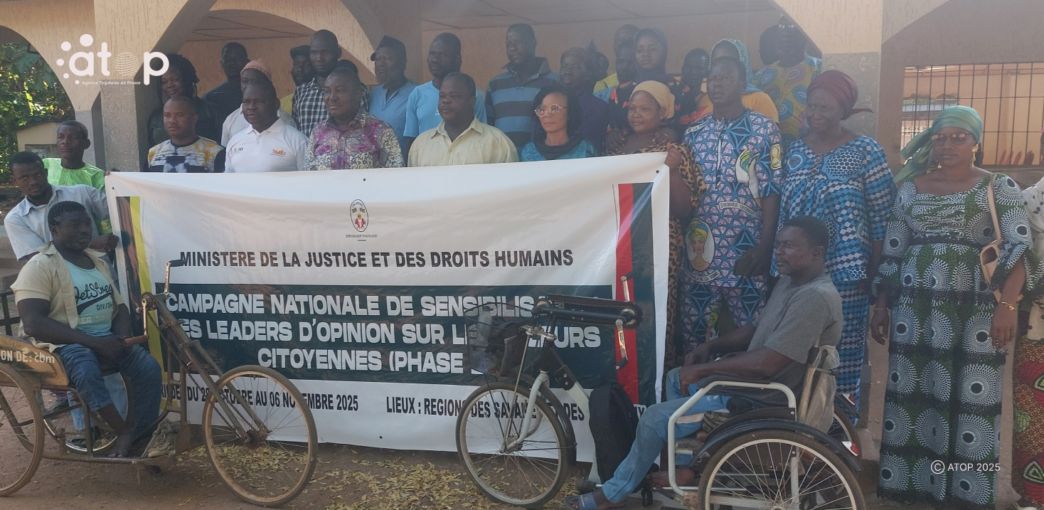 Oti : Des leaders d’opinion instruits sur les valeurs citoyennes 1 3 Photo de groupe a la rencontre de sensibilisation a Mango