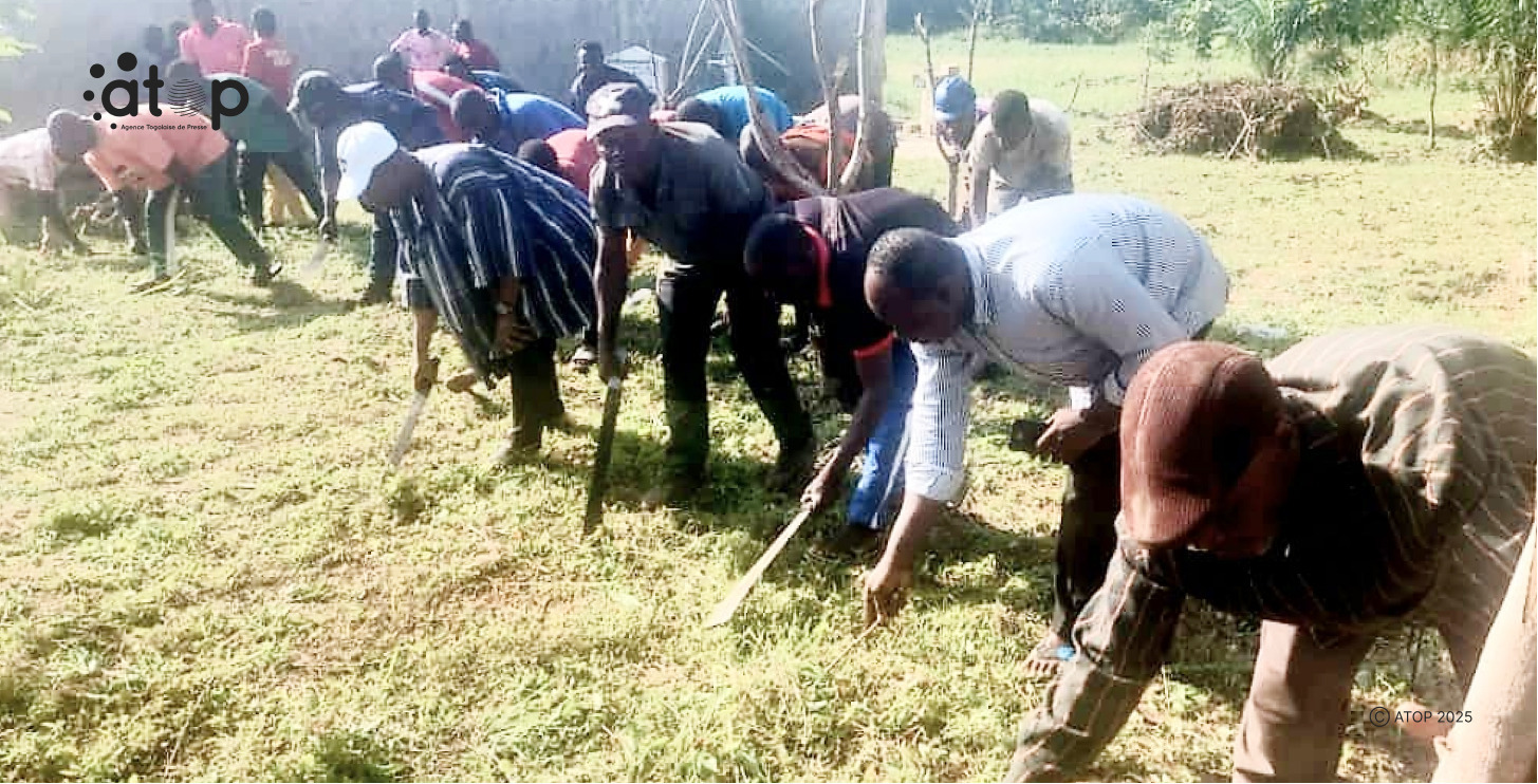 Journées de l’artisanat togolais : Le siège de la CRM-Centrale et le CENATIS mis au propre 1 31 Des participants en pleine activite. M. Tchacondo en chapeau blanc