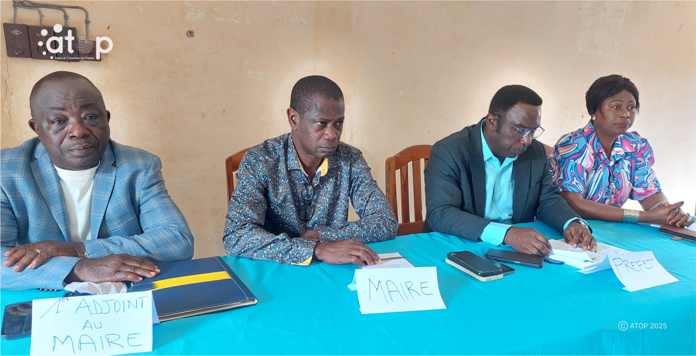 38 Le prefet Somenu Atsu 3eme a gauche sadressant