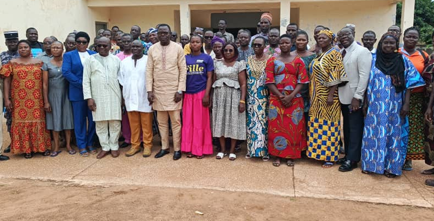 39 Le prefet Douti remet symboliquement un kit de formation au superviseur Yele Essohana a gauche 61