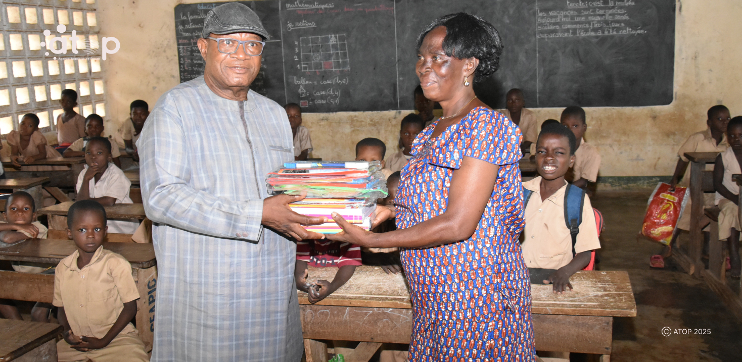 5 Le president remettant le kit symbolique a Mme Aletchao