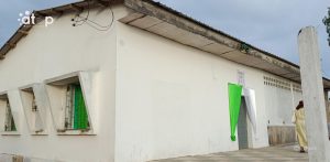 Le bâtiment du village des femmes et enfants des Lacs