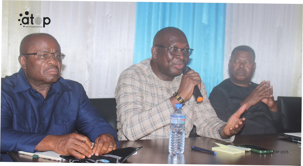 7 Le secretaire regional du gouvernorat Dotse au micro