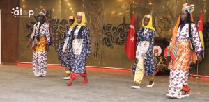 Défilé en accoutrement traditionnel turc