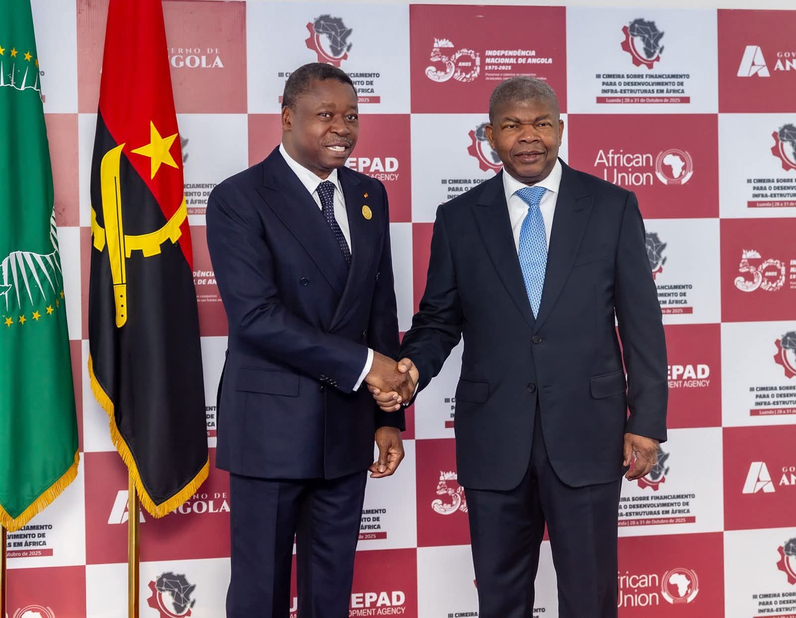 Le president du conseil et le chef de lEtat angolais cravate bleue