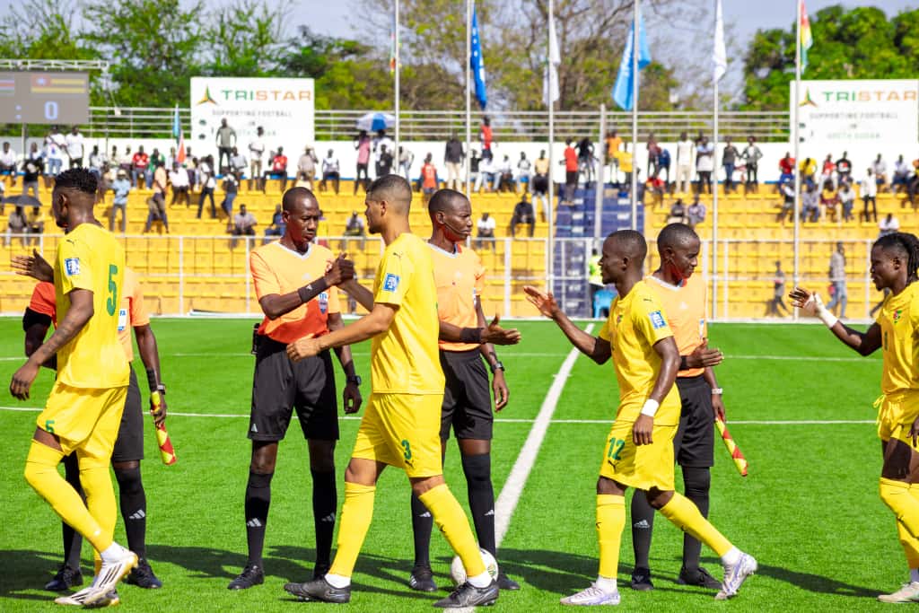 Les Eperviers saluant les officiels du match avant le debut de la rencontre