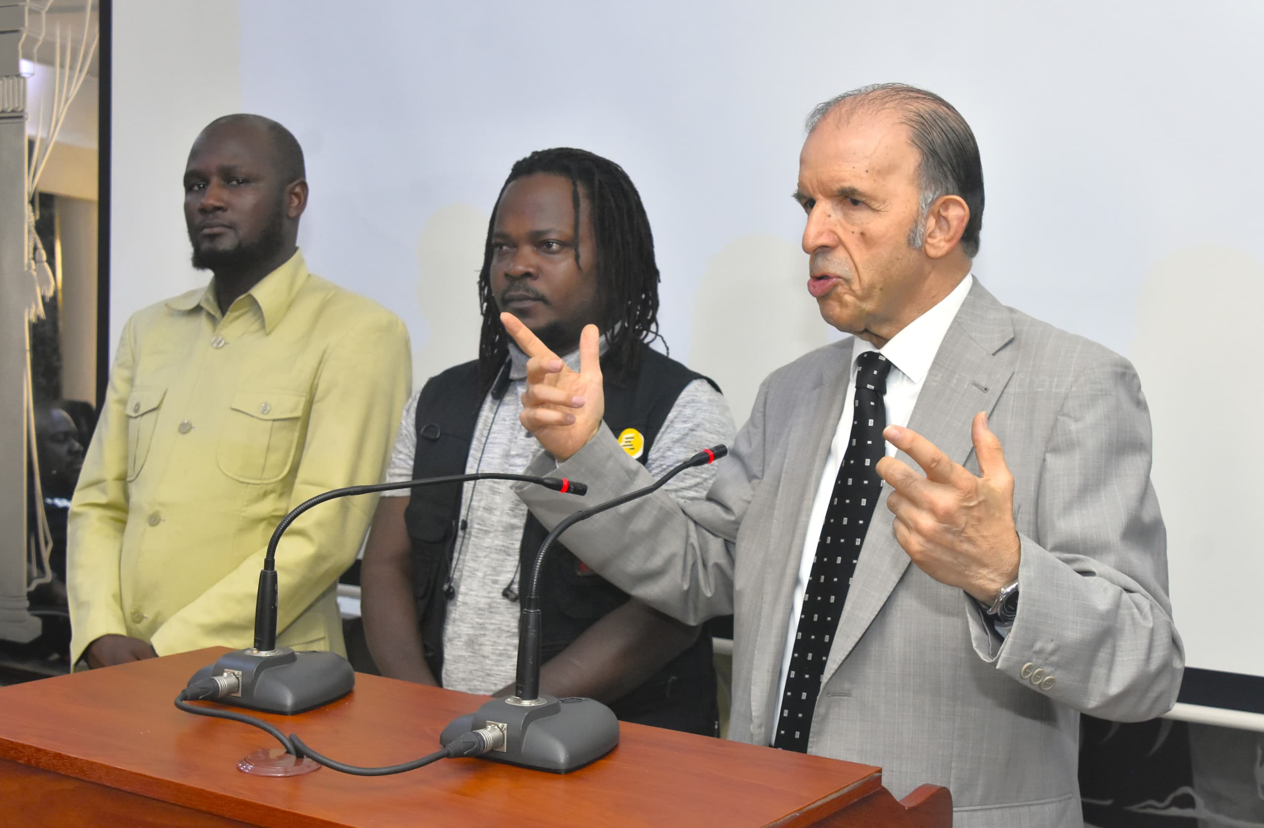 M. Anis a droite et deux membres du comite de coordination