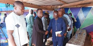 Ogou : Des maires et leurs adjoints élus dans les communes des Plateaux Est 2 Le préfet Soménu Atsu félicitant le maire Bossiadé Koudzo.