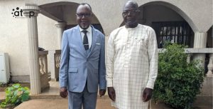 Le maire d'Agoé-Nyivé 6 (en blanc) et son adjoint