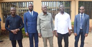 Dr Atatsi Ayawo (milieu) élu maire de Zio 1, entouré des ses adjoints