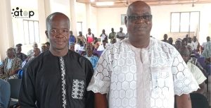Le maire Bassar 1 en blanc avec son adjoint