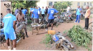 Opération ‘’togo propre’’ : Les chefs de service et autres acteurs locaux mobilisés à Kantè 2 Des éléments de la Compagnie de Gendarmerie de Kantè en pleine opération de salubrité