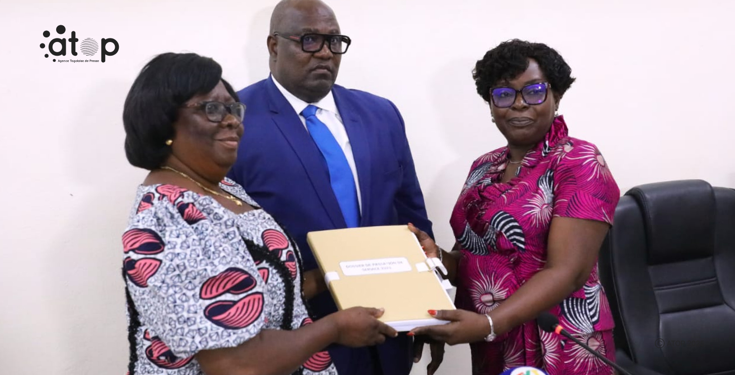 Prof. Zinsou-Klassou passe le témoin à Mme Moni-Sankaredja 1 Oliver672