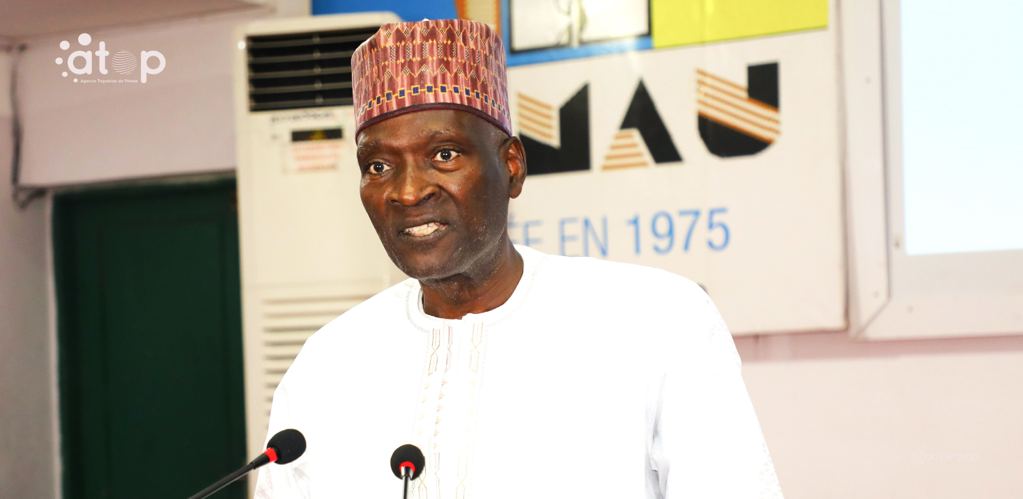 Pr Mamadou disant son discours douverture